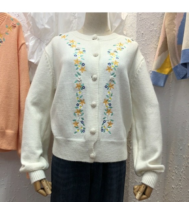 新品 パールボタン刺繍花柄ニットカーディガンセーター ロング スウィート 真珠 フラワーデザイン 韓国 オルチャン K Pop アイドル ジャケット スーツ ワンピース カーディガン ニット フーディー トレーナー キャミソール スカート シャツ ブラウス 5b K