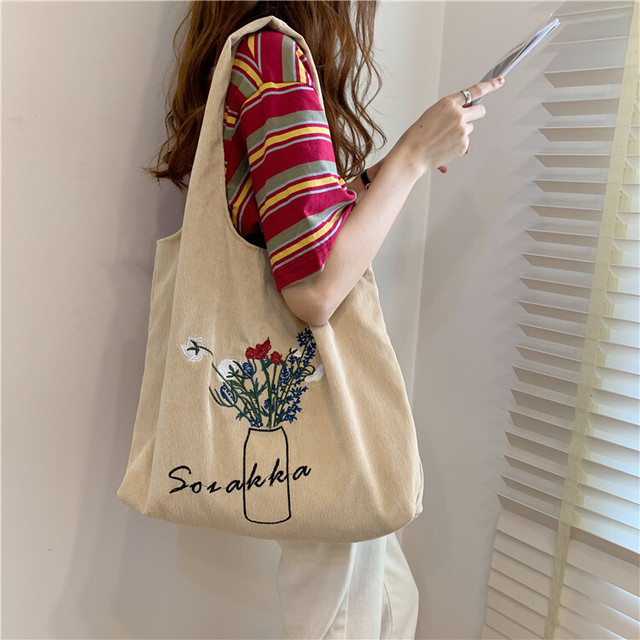 コーデュロイ 刺繍 トートバッグ Rs 21 バッグ ハンドバッグ エコバッグ マイバッグ 大容量 ロゴ レディース ガーリー 大人カジュアル 大人可愛い 花柄 レトロ 韓国服 韓国ファッション 軽量 キャンバスバッグ 通学用 学生 旅行 サブバッグ 買い物 ショッピングバッグ