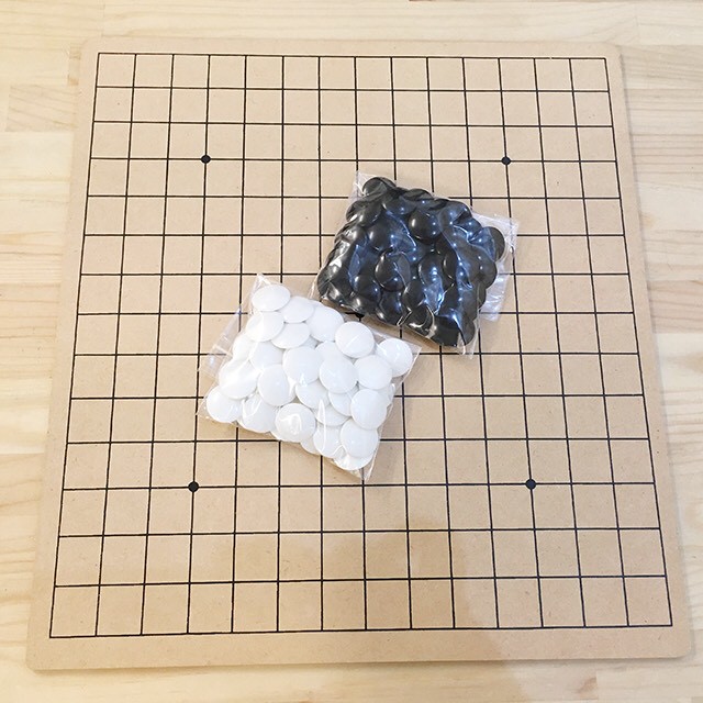 ★人気の連珠将棋リバーシブル盤(表面将棋盤、裏面連珠15路盤)が嬉しい碁石つきセットになりました★<br />
<br />
将棋盤(9×9マス)と連珠盤(15路)が表と裏にあり、一緒にあそぶことができるリバーシブル盤です。<br />
普及用囲碁盤セットの「小路盤カトウ」さんに特別オーダーして制作していただいた限定品です。まだまだ種類が少ない15路盤ですが、将棋盤と同じサイズということで企画制作しました。<br />
<br />
上品なMDF素材で、駒音や石音を楽しめます。<br />
薄めですがしっかりした一枚板で、普及教材用におすすめです。<br />
<br />
★将棋駒つきセット→<a href=