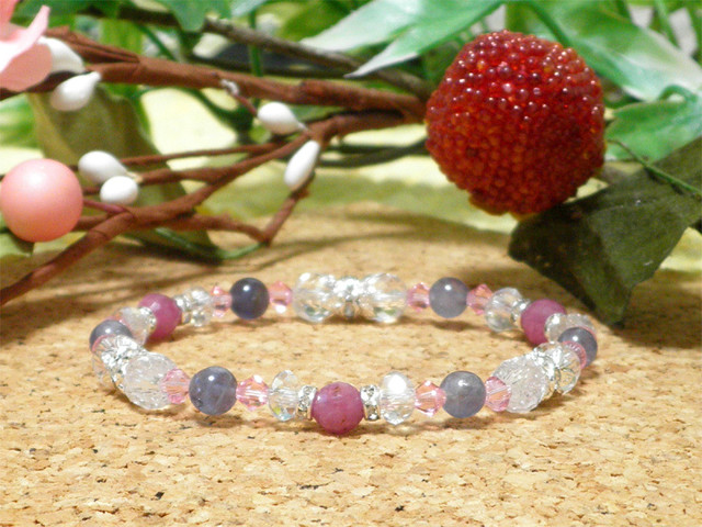 お急ぎ発送可能 ７月誕生石ルビー 片思いが叶うアイオライトブレスレット 誕生日 プレゼント ギフト 贈り物 バレンタイン 恋愛 ２ 月１４日 恋愛運アップ 告白 アクセサリー レッド 深紅 Memphis Accessory