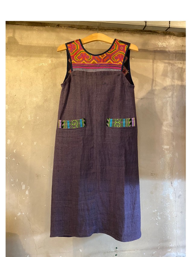 モン族刺繍とヘンプ素材の藍染めタンクワンピース ノースリーブ 膝丈 Ti1157 Koyashi By World Up