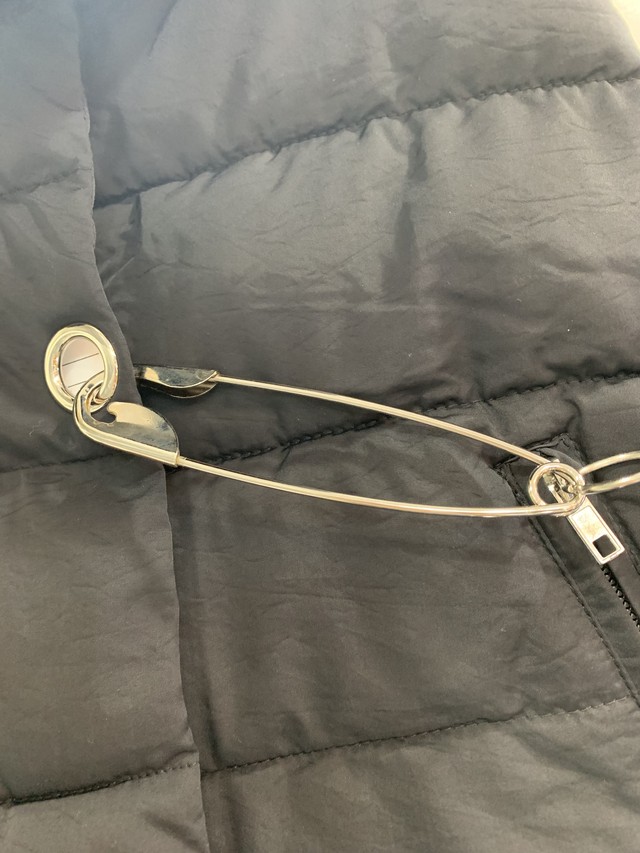 ダウンベスト 黒 白 ビック安全ピン Lapisg66