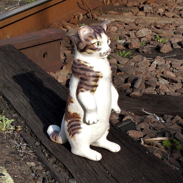 立つ猫の人形 百ねこ亭