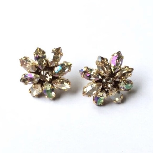【イヤリング】人気 2色のスワロフスキー花びらイヤリング 人気のアクセサリー