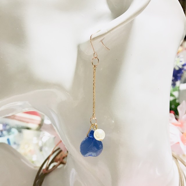 青い花びらチェコガラスビーズピアス Bzshop5