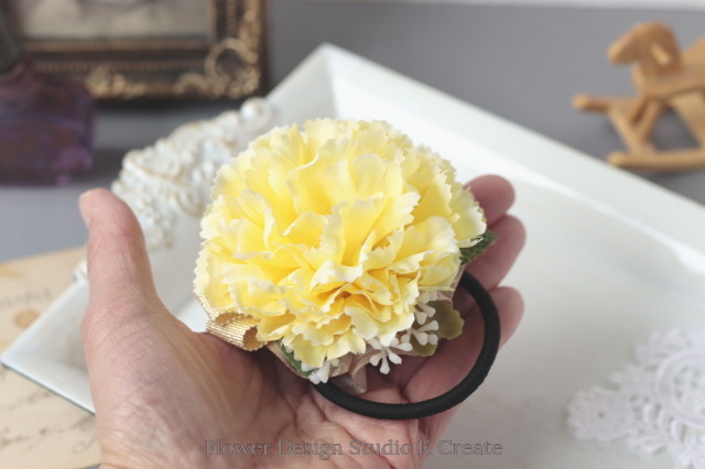 黄色いカーネーションのヘアゴム お花 ヘアゴム 髪飾り イエロー プレゼント ヘアアクセサリー Flower Design Studio K Create