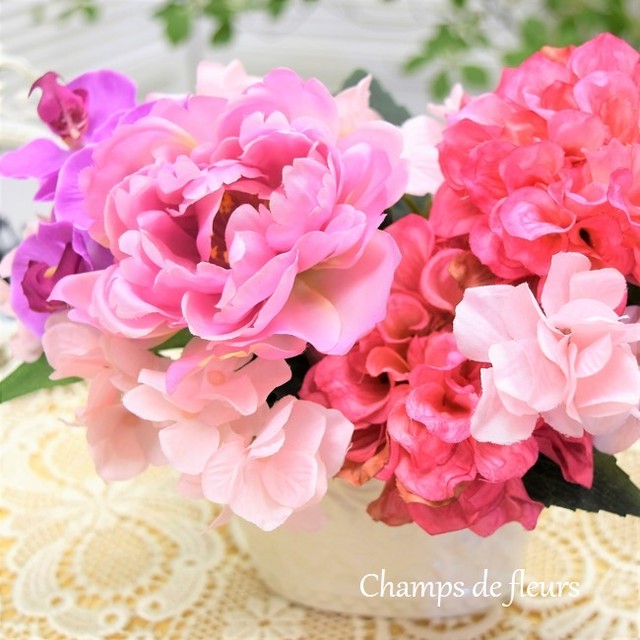 ピンクのグラデーションが華やかな シャクヤク ダリア ミニコチョウランのアレンジメント Champs De Fleurs