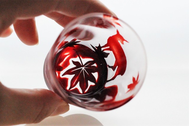 鹿に紅葉 花札のガラスおちょこ 赤 ガラス工房saori Glass Saori