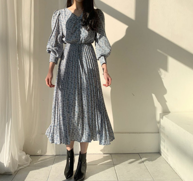 レトロ可愛い 小花柄 プリーツ ワンピース ワンピース レディース シフォン ミモレ丈 ロング スカート プリーツスカート Vネック 長袖 小花柄 ワンピ パフスリーブ プリーツ フレア エレガント キュート 大人可愛い シック 韓国ファッション 春 秋 代 30代 40代 送料