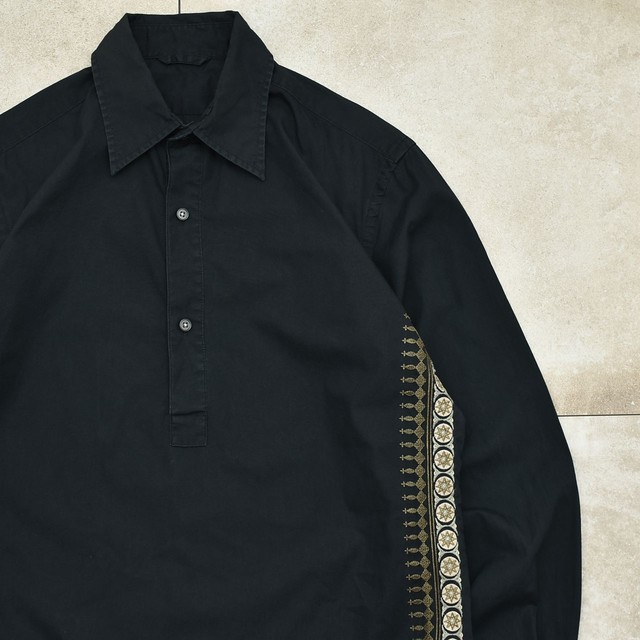 Embroidery side design black P/O shirt