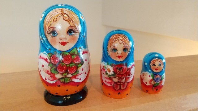 ロシアのマトリョーシカ 3ピース いちごを持った女の子 中島雑貨 ロシア直輸入販売