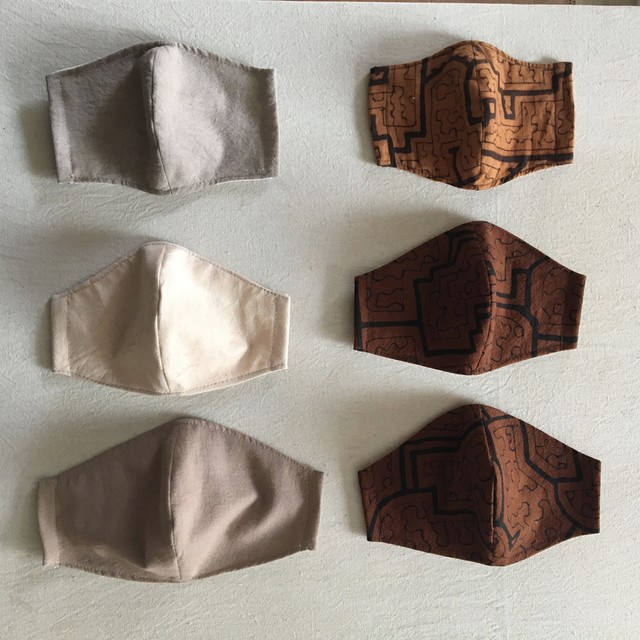 泥染めマスク9 シピボ族 アースカラーグレー系 天然 アマゾンの草木染め M アマゾン屋 シピボ族の泥染めとインテリア雑貨