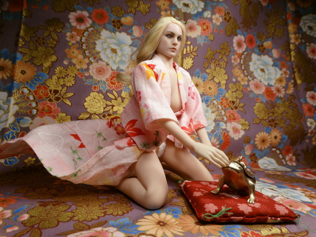 ドール写真 黄金の香炉を持つ金髪美少女 Doll Picture Blonde Yukata Girl With A Golden Incense Burner Of Japanese Sado Yumemirutanuki