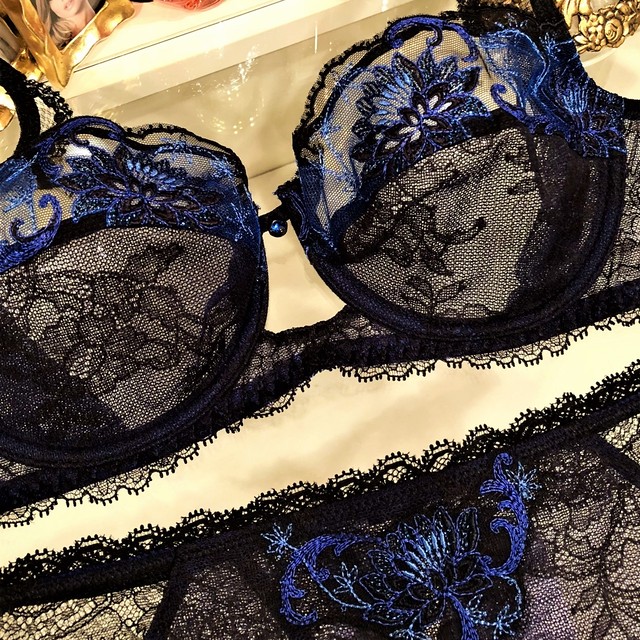 リズシャルメル Lise Charmel フランス Fete Precieuse シリーズ インポートランジェリー 輸入ランジェリー 下着 Lingerie 花柄 レース 刺繍 リバーレース スワロフスキークリスタリ ナイトブルー ネイビー 青 ワイヤー入りノンパテットブラ レースタンガのセット 3077