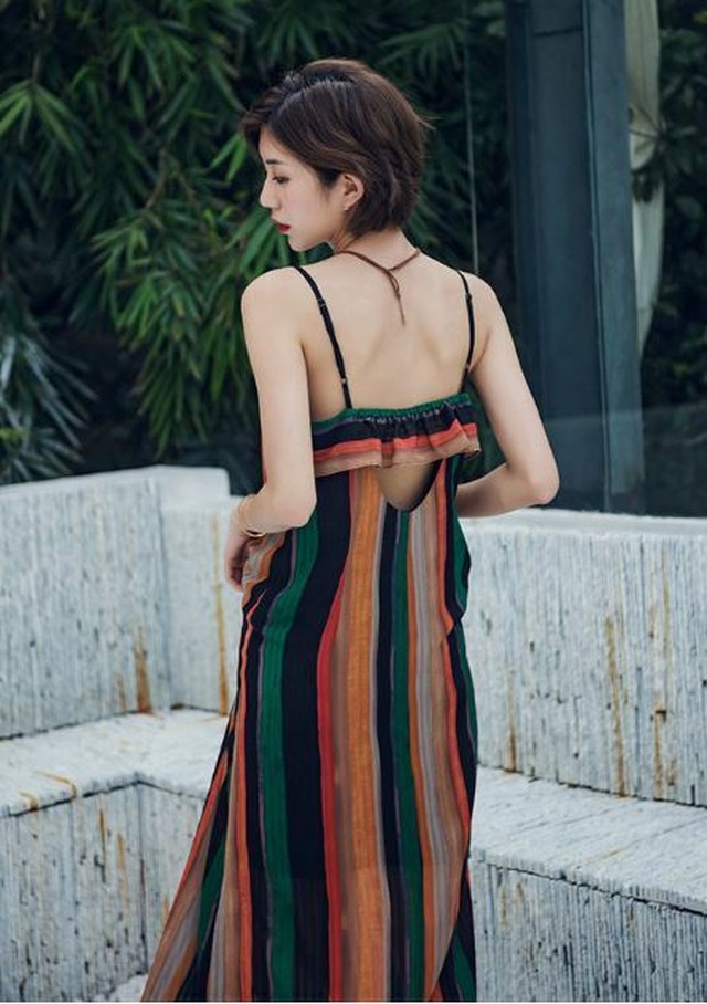 カラフルなストライプのマキシ丈キャミソールワンピース キャミワンピ ノースリーブ マキシワンピ ロングワンピース ゆったり エスニック柄 オープンバック バックコンシャス レディース リゾート ロング丈 マキシ丈 大きいサイズ ビーチドレス 海 夏ワンピ マルチカラー