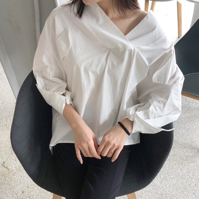 Vネック ラフ 白シャツ オーバーサイズ トップス ボリューム袖 人気 きれいめ カジュアル フェミニン オフィス デート お出かけ トレンド 流行り 大人 こなれ感 春夏 春夏カラー 春夏コーデ Sugar Daystyle シュガーデイスタイル