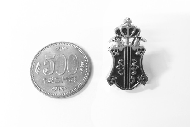 黒執事 風 セバスチャン ミカエリス ファントムハイヴ家紋章 Spd 胸章 バッジ 即納品 文化雑貨スタジオ凛 コスプレ 撮影用衣装 ウィッグ 小道具 武器 雑貨 の通販サイト