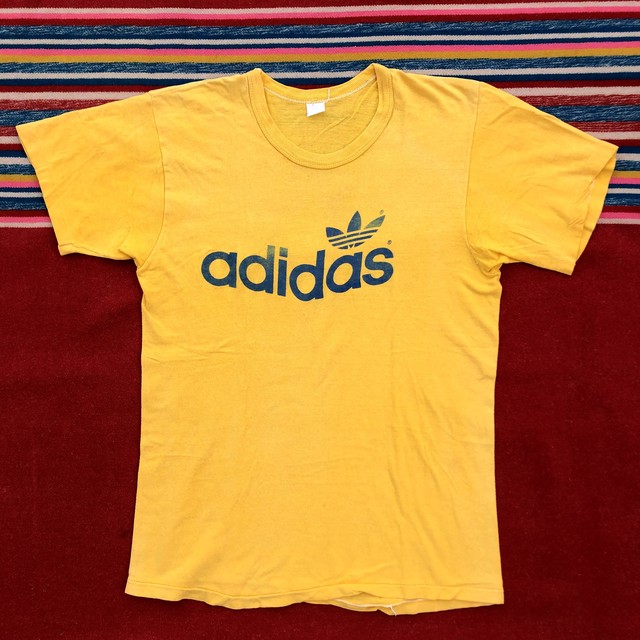 70 S Adidas アディダス 両面プリント ビンテージ Tシャツ スポーツ系 スポーツミックスコーデ マスタード トレフォイル ヴィンテージ古着 アンティーク商品取扱い Black Smith ブラックスミス ミッドセンチュリー 昭和アンティーク