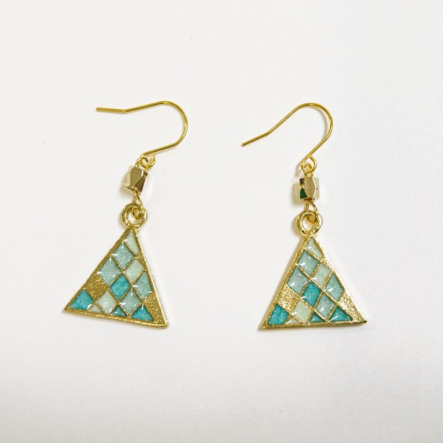 幾何学なモザイク模様の三角ピアス ハンドメイド Backlane