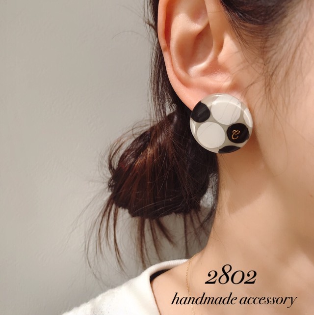 黒 白ドット柄 レジンピアス Handmade Accessory 2802