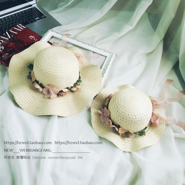 かわいい 麦わら帽子 ストローハット つば広帽子 花飾りで 折りたたみ 通気性が良い Uvカット 日よけ 紫外線対策 日焼け防止 エレガント ファッション 外出 海辺 レディース 大人用 Mサイズ ホワイト Akw