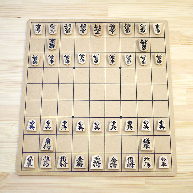 ★人気の連珠将棋リバーシブル盤(表面将棋盤、裏面連珠15路盤)が嬉しい将棋駒つきセットになりました★<br />
<br />
将棋盤(9×9マス)と連珠盤(15路)が表と裏にあり、一緒にあそぶことができるリバーシブル盤です。<br />
普及用囲碁盤セットの「小路盤カトウ」さんに特別オーダーして制作していただいた限定品です。まだまだ種類が少ない15路盤ですが、将棋盤と同じサイズということで企画制作しました。<br />
<br />
上品なMDF素材で、駒音や石音を楽しめます。<br />
薄めですがしっかりした一枚板で、普及教材用におすすめです。<br />
<br />
★連珠石つきセット、連珠石&将棋駒つきセットもございます★<br />
連珠石つきセット→<a href=