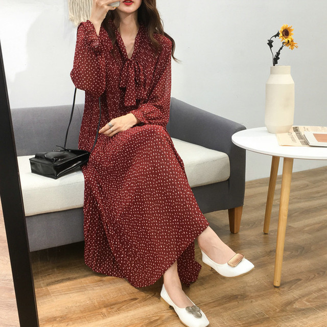 送料無料 大きいサイズ ドット柄 シフォンワンピース ワンピース 長袖 ロングワンピース ミモレ丈 ワンピース プリーツ 細プリーツ ボウタイリボン 体型カバー ゆったり 脚長効果 レトロ 大人可愛い ガーリー 春新作 夏 女子会 デート服 リラクシー