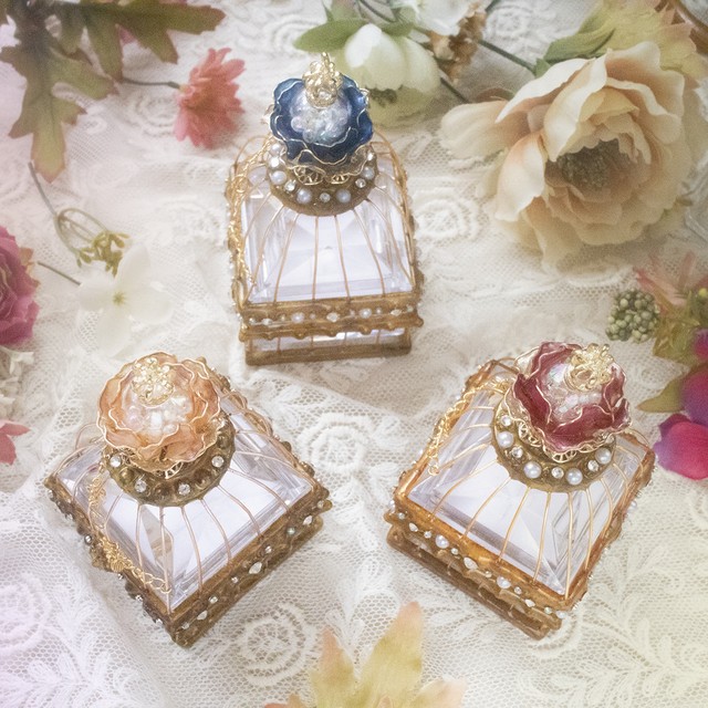 アンティークガラスドームローズの鳥籠アクセサリーケース ローズレッド Shikisoumonogatari