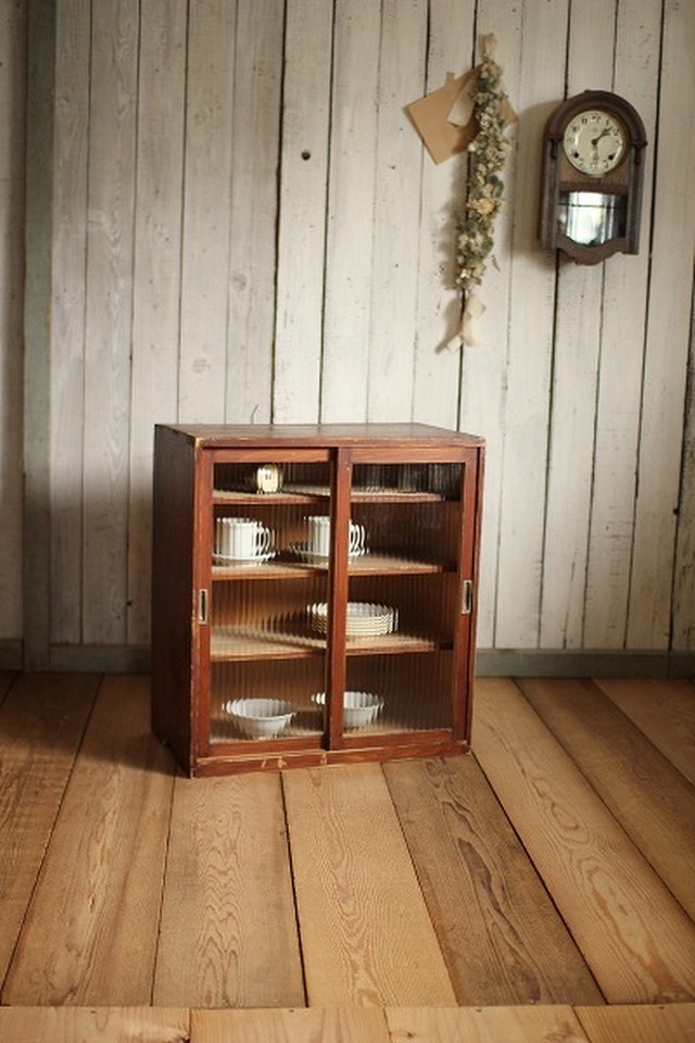 古い小ぶりなモールガラス戸の木製収納棚4段 食器棚 古家具 陳列棚 Denbee 古道具