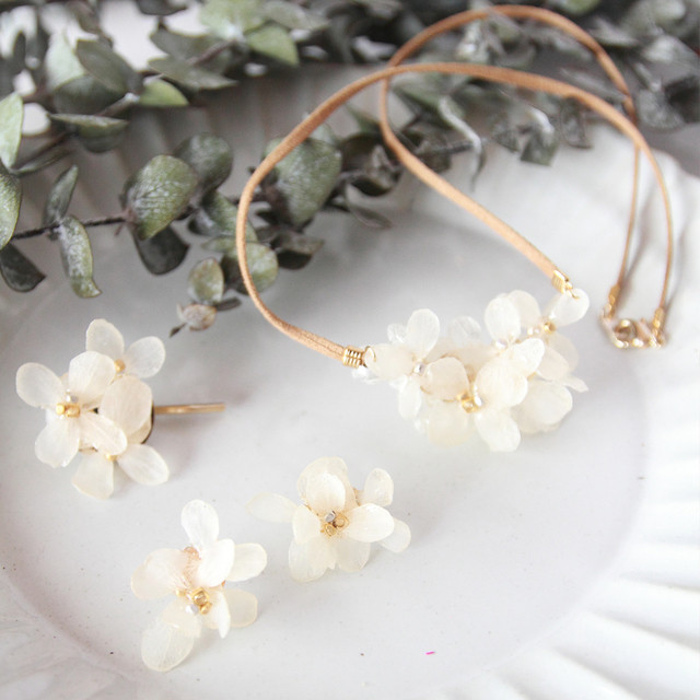 白い紫陽花のネックレス Anndekoko