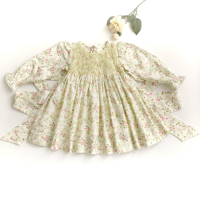 スモッキングワンピース パステルイエロー刺繍 長袖 Heart Spring スモッキングワンピースと可愛い子供服