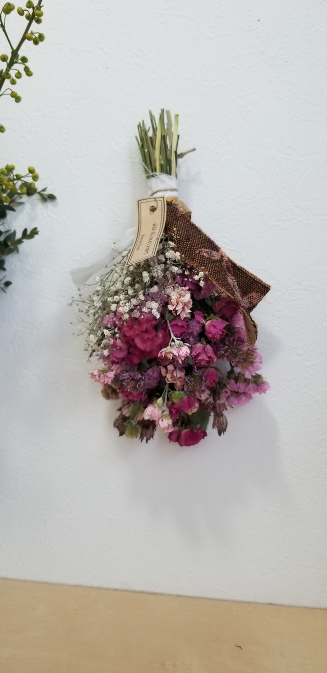 鮮やかなピンクのドライフラワースワッグ Branch Flower
