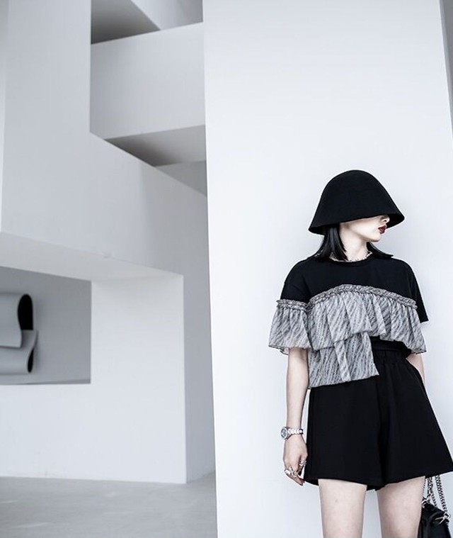 Top Mode 胸元フリルトップス トップス Tシャツ フリル 半袖 胸元 デザイン レディース 個性的 おしゃれ シック トレンド クール モダン インパクト 大人かわいい 大人かっこいい モノトーン モード系 体系カバー 着痩せ Cool 灰 グレー 黒 ブラック Lon384 Top Mode