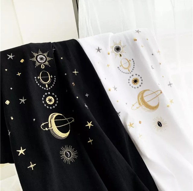 お取り寄せ商品 Tシャツ 半袖 星 月 刺繍 シンプル カジュアル オシャレ レディース 丸首 韓国 原宿 ゆめかわいい 病みかわいい Candy Melts