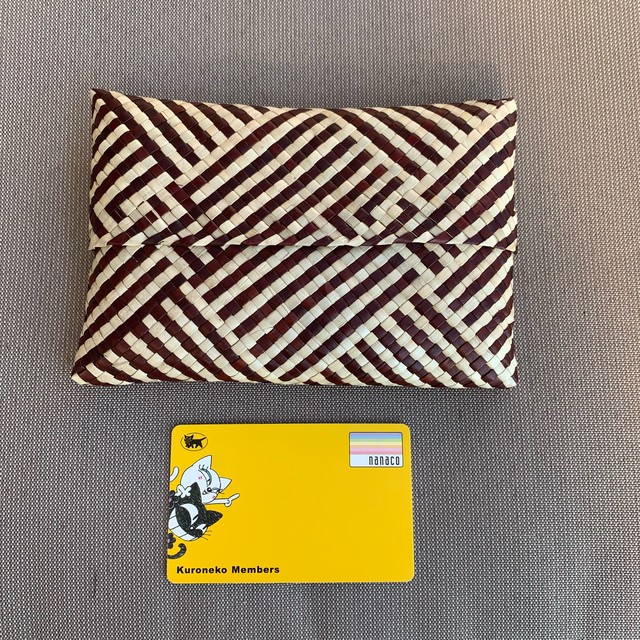 タイ製 カチューで編まれたポーチ Hug Time