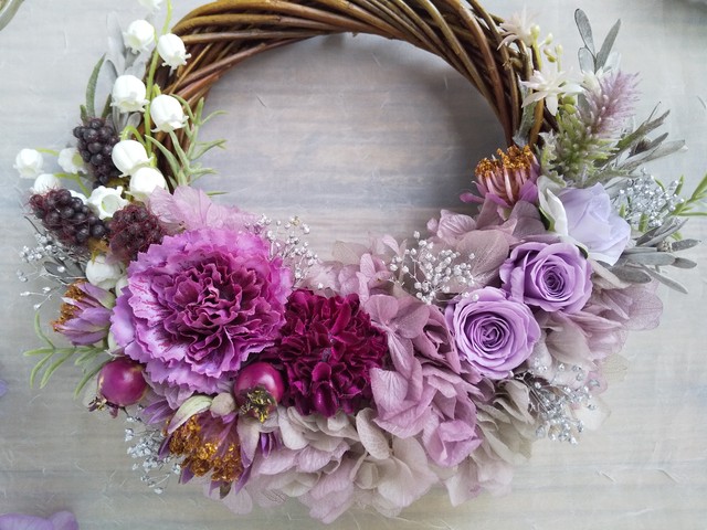 Lune Bonheur Violet 受注制作 ハーフムーンリース プリザーブドフラワー リース お花 ギフト 母の日 結婚祝い 新築祝い お誕生日祝い Atelier Henriette 母の日ギフト プリザーブドフラワーのフラワーギフトとフランスアンティーク
