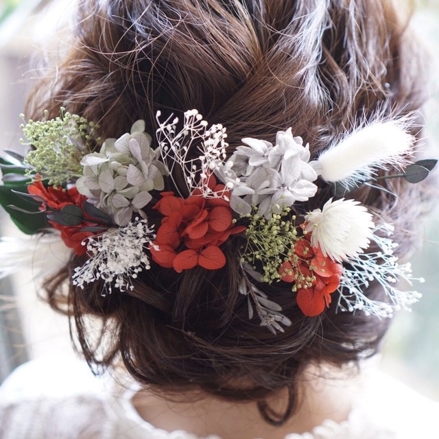 赤 グリーンのヘッドドレス ウェディング ブライダル 結婚式 成人式 卒業式 袴 ラプンツェル 前撮り 髪飾り ヘアパーツ ドライフラワー ユーカリ かすみ草 The Anniversary
