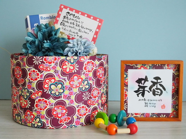 ７つのていねい 名言おむつケーキdayoraシリーズ 紫花柄和紙 ブルー系コサージュ 出産祝いおむつケーキ 和風 出産祝いおむつケーキ シンプルおむつケーキ和風 命名書おむつケーキ通販 りんごのまんま