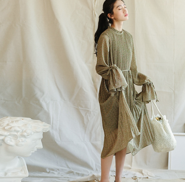 小花柄のプリーツワンピース プリーツワンピース 花柄 レトロ レディース ボトルネック グリーン ブラウン ブルー 10代 代 30代 アラサー Aライン カジュアル ハイウエスト 脚長効果 シフォン ロング丈 マキシ丈 長袖 フレア袖 Rb Z07 Redbell