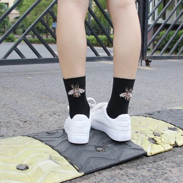 モード カジュアル オシャレ ミツバチモチーフソックス 蜜蜂 大きめミツバチ 靴下 レディース Hikari Socks インポート靴下専門店です