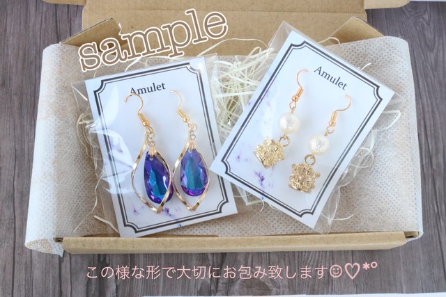 A 55 ゴールドリング アクリルキューブ レジンしずくチャーム ポストピアス Amulet