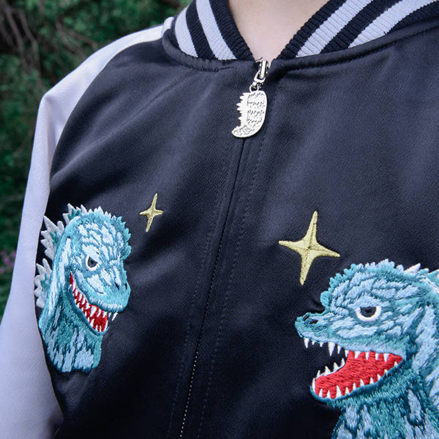 怪獣 女の子 ゴジラ 刺繍 ゆるふわ柄 サテン スカジャン ブルゾン ジャケット アウター レディース 青 クリームブルー S M L 派手 奇抜 ゆったり ゆめかわいい 原宿 ストリート