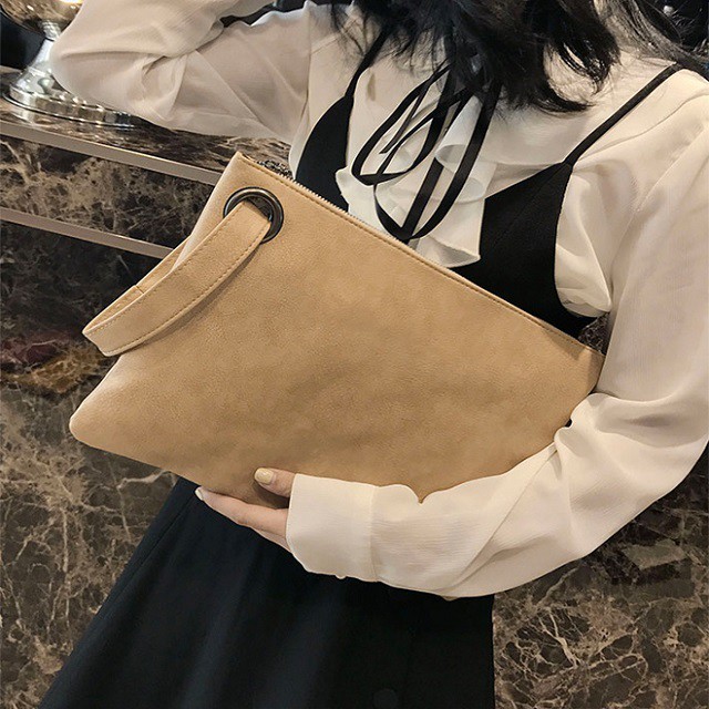 お洒落なレザー調クラッチバッグ カッコイイ シンプル フェイクレザー お出かけ バッグトゥーザフューチャー