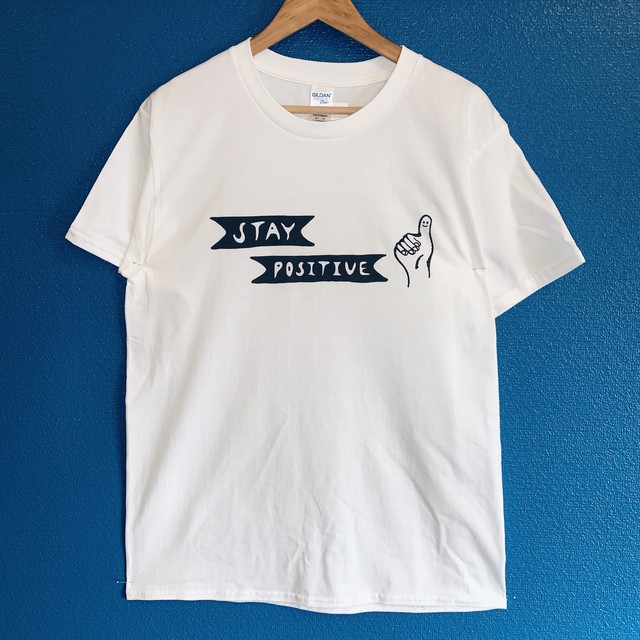 STAY POSITIVE サムズアップTシャツ