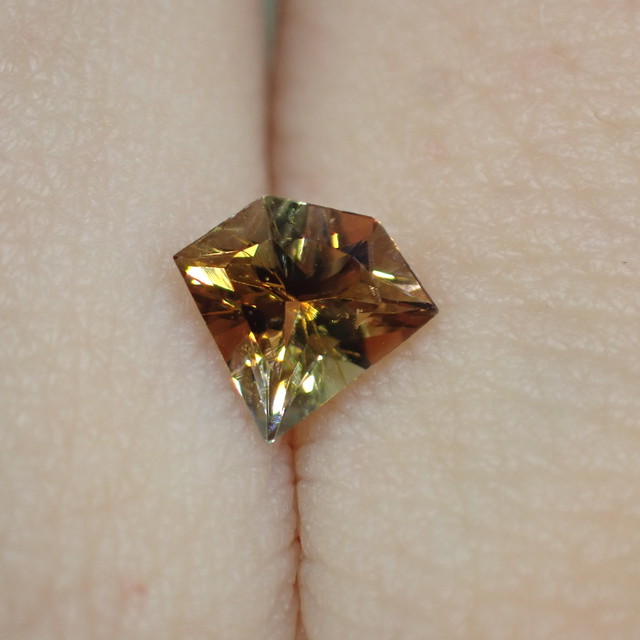 つむカット 多色性の王様 アンダリューサイト 0 419ct 宝石ルース販売 ジュエリー加工 宝石つむり つむカット 多色性の王様 アンダリューサイト 0 419ct 宝石ルース販売 ジュエリー加工 宝石つむり