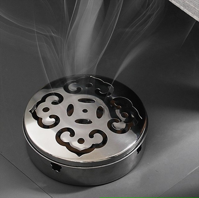 丸型 蚊取り線香ケース 蚊取り線香台 蓋付き 線香台付き シルバーカラー 室内 花柄 蚊取り線香トレイ 中華風 可愛い 夏 虫よけ 虫退治 レジャー アウトドア 寝室 お香 リビング プレゼント 蚊取り線香入れ Laff Store 会社情報 納期の確認をお願いします