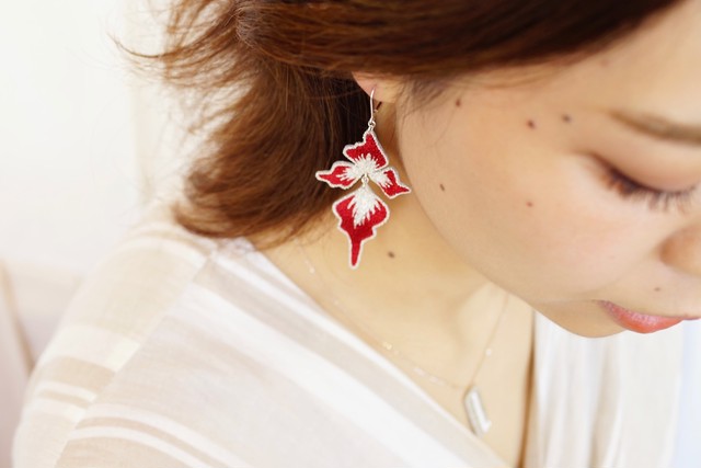 【刺繍ジュエリー】 petals red✴︎ ▽注文時に、ピアス/イヤリングお選びいただけます。
