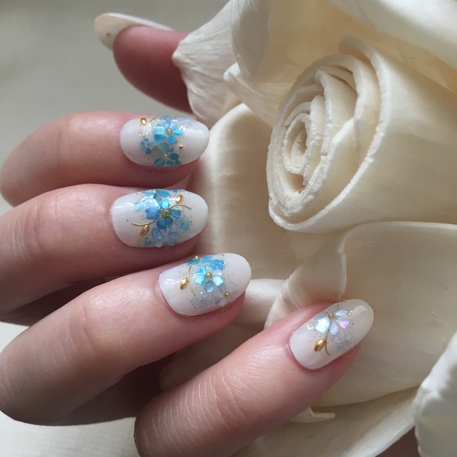 たっぷりシェルフラワーのブルーグラデーションネイル キラキラ ワイヤー 貝殻 ゴールド ブライダル カラードレス Ufu Nail Something Blue