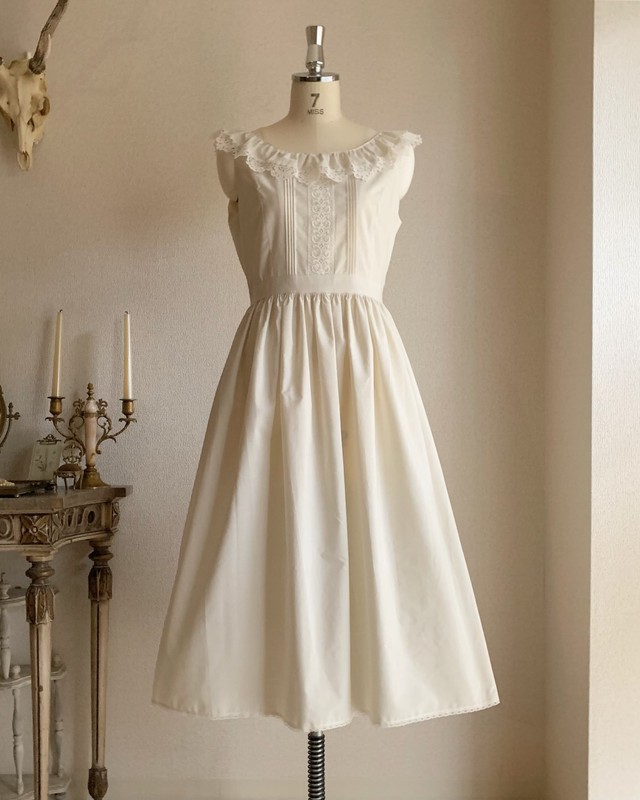 レースカラーのピンタックワンピース White La Maison De Lilli
