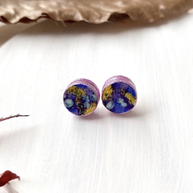 宇宙の神秘とハッピーピンク ウッド ペイント ピアス アレルギー対応 かわいい 一点もの ハンドメイド オフィスok マスクok 小さなピアス 一粒ピアス Coco Iro Crystal Living Art